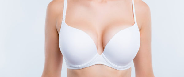 Ergebnis nach einer Brustkorrektur: Eine Frau mit gleichmäßigen Brüsten