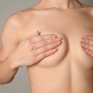 Bedeckte Brust nach einer Brustkorrektur