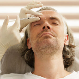 Faltenbehandlung mit Botox im Gesicht eines Mannes